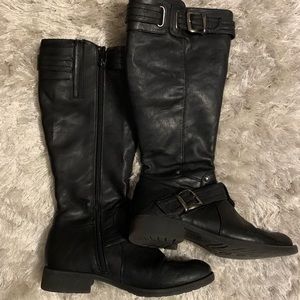 🔴Black boots with buckle details